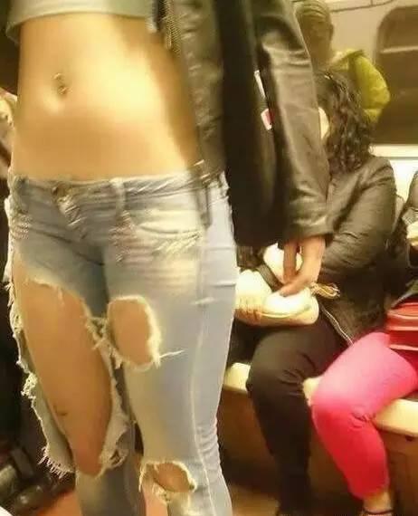 挤个地铁，裤子都成这样了综合gif搞笑图片