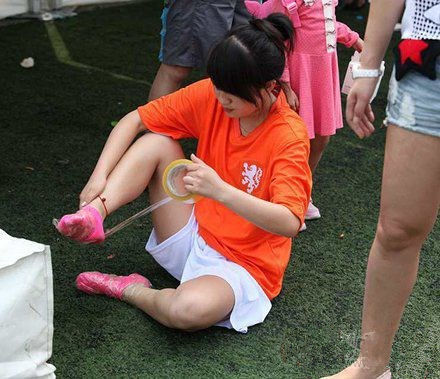 不就是下点雨吗，妹子何苦这样呢综合gif搞笑图片