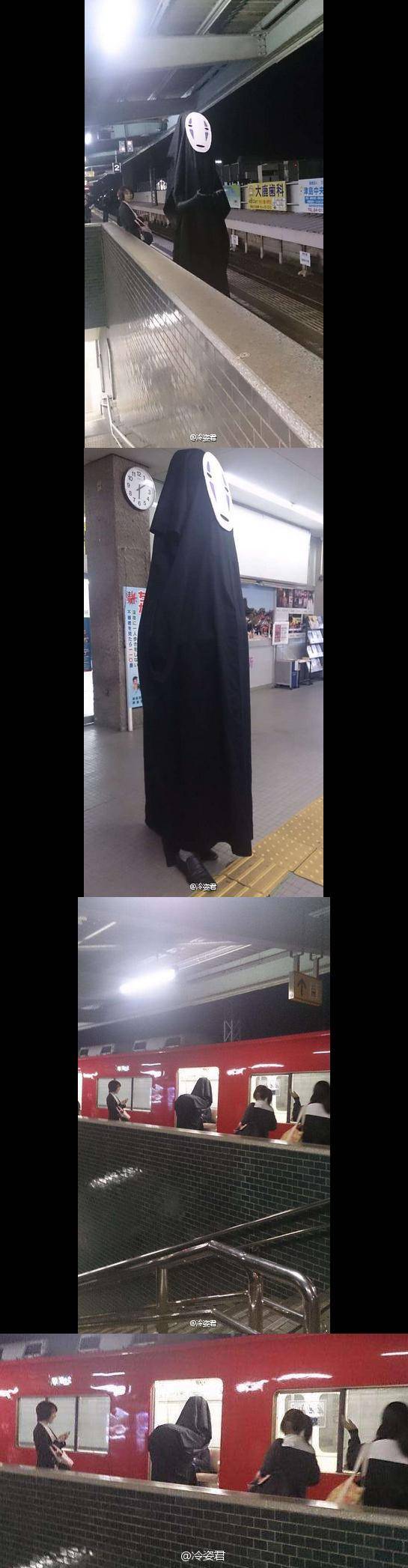 岛国网友在车站发现一个装扮成无脸男的寂寞男子，还原度一级（除了那双暴露年龄的美鞋。。。）当他进车厢时大伙都憋不住了综合gif搞笑图片