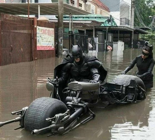 蝙蝠侠你的车咋了？综合gif搞笑图片