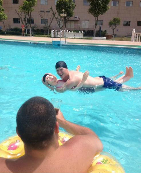 把自己老婆当游泳圈的男人不是好男人综合gif搞笑图片