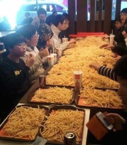 一大片的薯条盛宴啊！综合gif搞笑图片