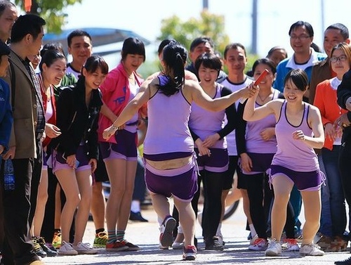 不会把短裤系紧点么综合gif搞笑图片