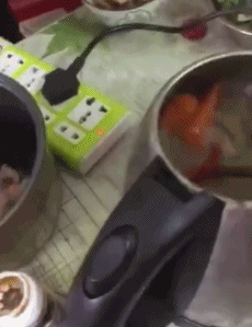 媳妇用电水壶煮火锅，这操作我服综合gif搞笑图片