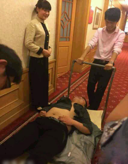 原来酒店把喝醉酒的人都是这样弄出去的综合gif搞笑图片