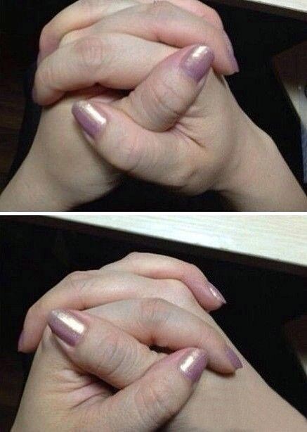 两手交握，据说右手拇指在上是男性思维，左手拇指在上是女性思维综合gif搞笑图片