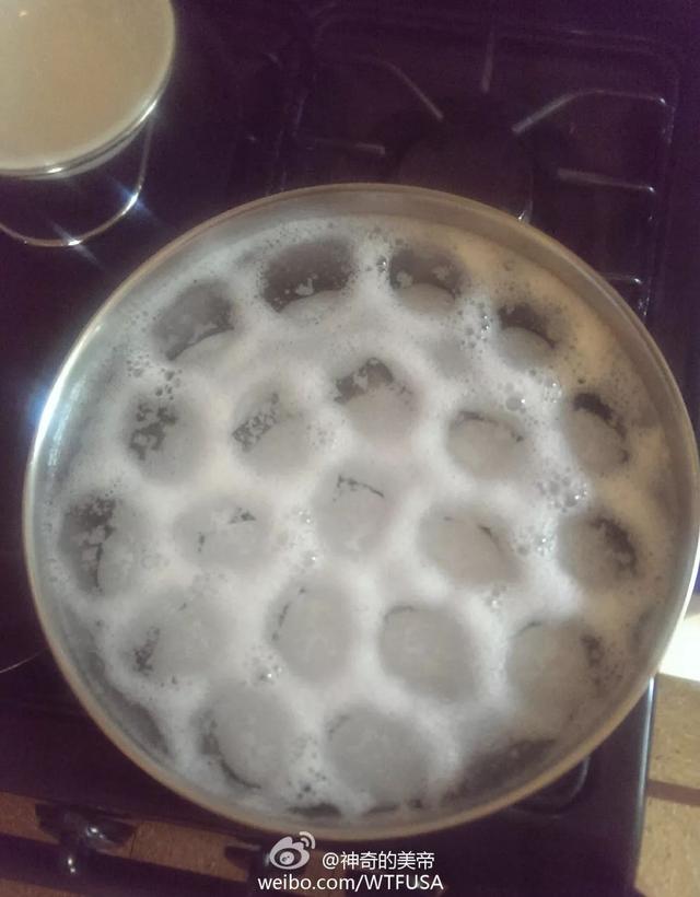 把一堆鸡蛋放锅里煮，就会因为瑞利-贝纳尔对流（rayleigh–bénard convection）而形成蜂巢般的六边形结构综合gif搞笑图片