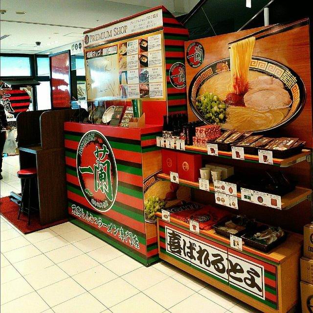 日本知名”一兰拉面”店内厕所的卫生纸架多到吓人！你确定只是让客人上厕所用的吗？综合gif搞笑图片