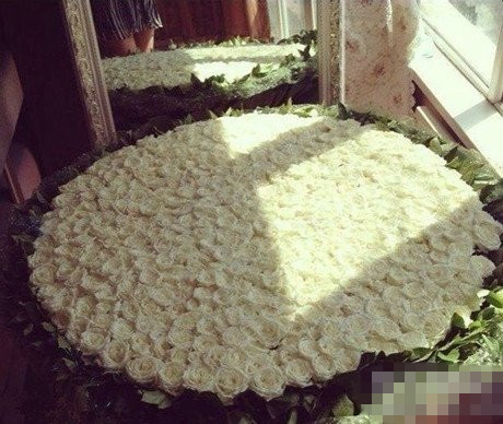 某人在人人上发图秀恩爱，所有人都把图片看成了饺子~综合gif搞笑图片