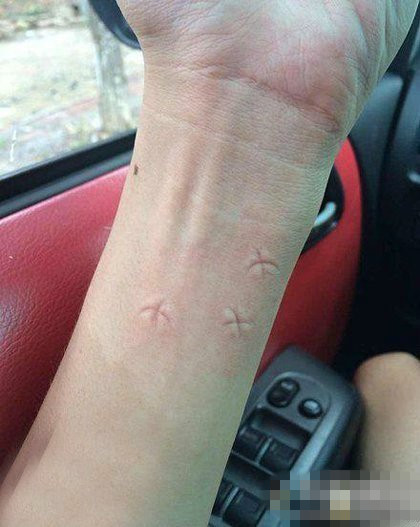 不管解不解痒，都要掐成这样...综合gif搞笑图片