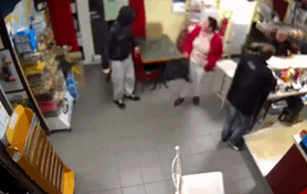 劫匪：给点面子好不好，我在打劫啊！综合gif搞笑图片