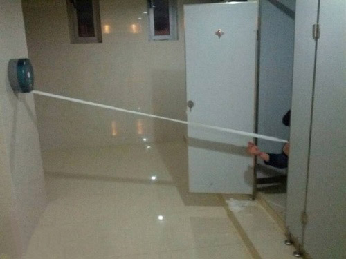 公厕是个考验人的地方综合gif搞笑图片