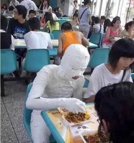 你们倒是来个人，给我喂一下啊，太没有同情心了综合gif搞笑图片