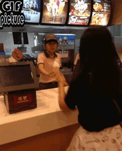 妹子你的雪糕，服务员也是惊呆了综合gif搞笑图片