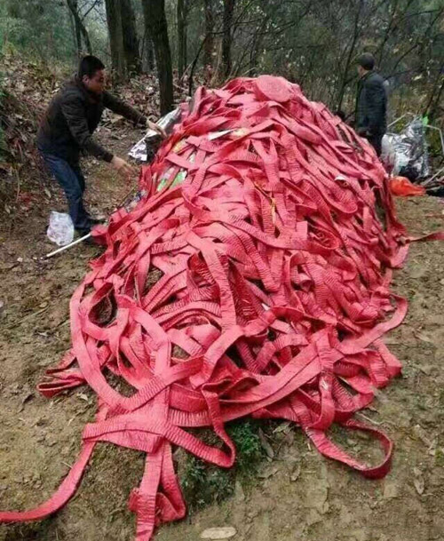 这是上坟呢，还是炸坟啊~综合gif搞笑图片