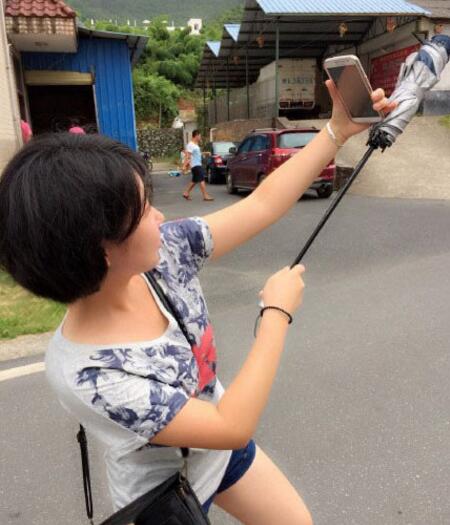 如何假装自己有自拍杆综合gif搞笑图片