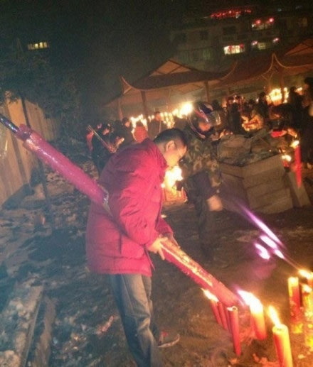 在月老庙看到的雷人一幕，兄弟，你单身很久了吧！综合gif搞笑图片