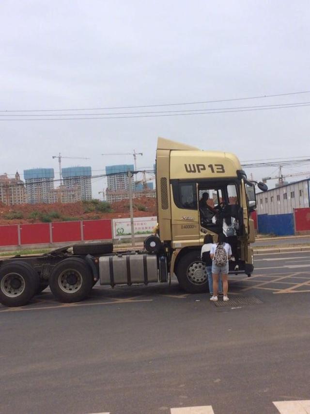 打到一辆卡车综合gif搞笑图片