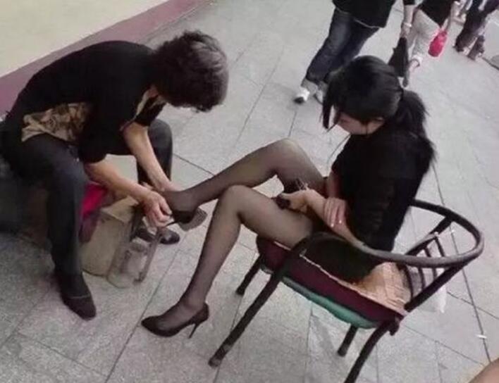 脚臭不臭不要紧，擦鞋我干定这行业综合gif搞笑图片