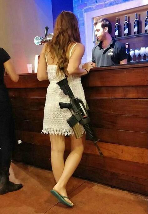 小姐，麻烦你出去一下，如果你不把拖鞋换了我们是不允许你进来的综合gif搞笑图片