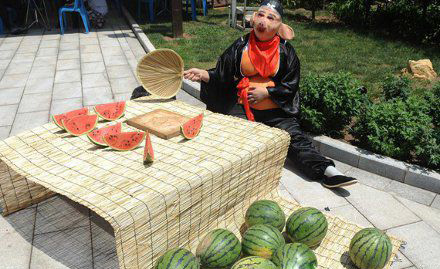 生活所迫，二师兄都开始卖瓜了综合gif搞笑图片