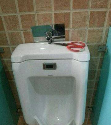 不冲厕所你就剪掉吧！综合gif搞笑图片