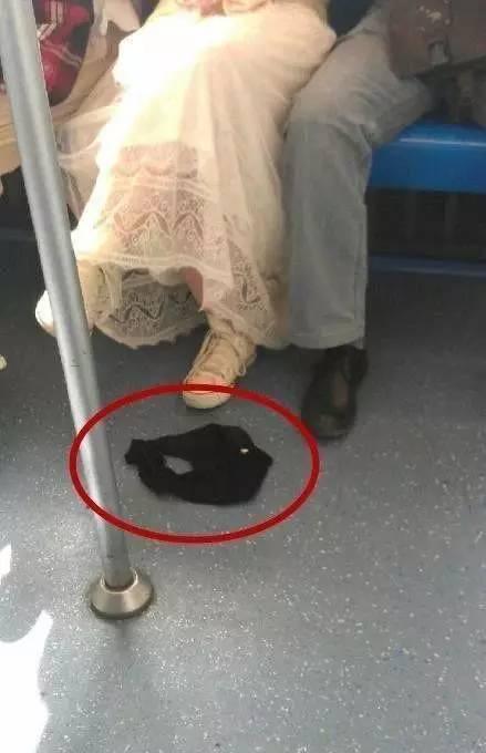 对面穿裙子的美女太粗心了，东西掉了都没有发现吗，太尴尬了综合gif搞笑图片