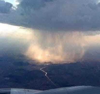 飞机上看到的下雨综合gif搞笑图片