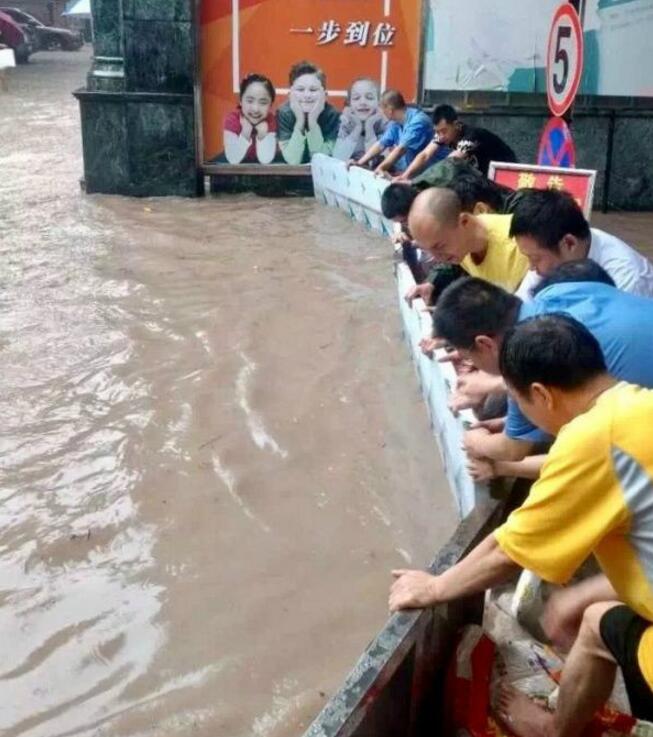 你们仨看啥呢，就不能搭把手吗？综合gif搞笑图片