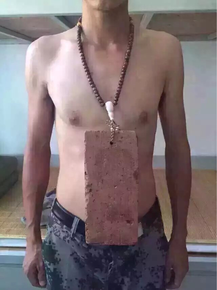 给朋友配的无事牌关键时刻还可以防身综合gif搞笑图片