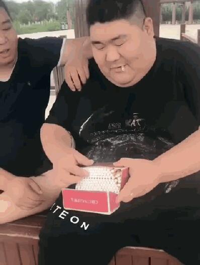 一天抽一盒不算多吧综合gif搞笑图片