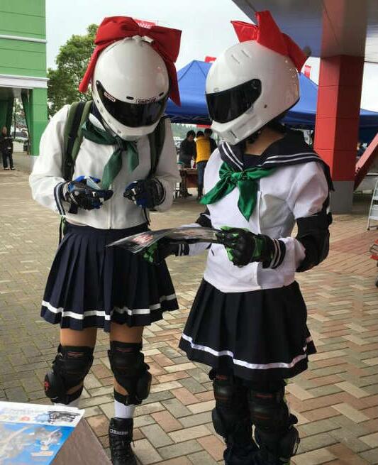 这样就可以安心欣赏大腿了综合gif搞笑图片