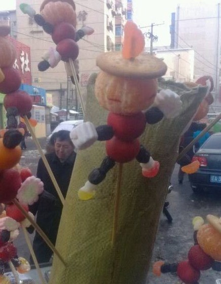 卖糖葫芦的小哥太有才了综合gif搞笑图片