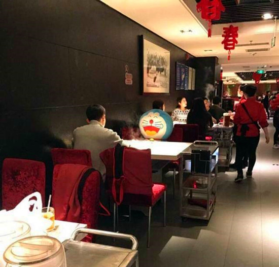 坐哆啦A梦对面的是大雄么？综合gif搞笑图片