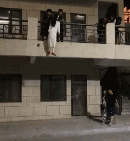 大白天装鬼吓人，会吓死人的综合gif搞笑图片