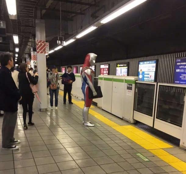 孤独的奥特曼综合gif搞笑图片