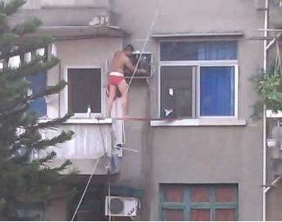 你确定他是来修空调的综合gif搞笑图片