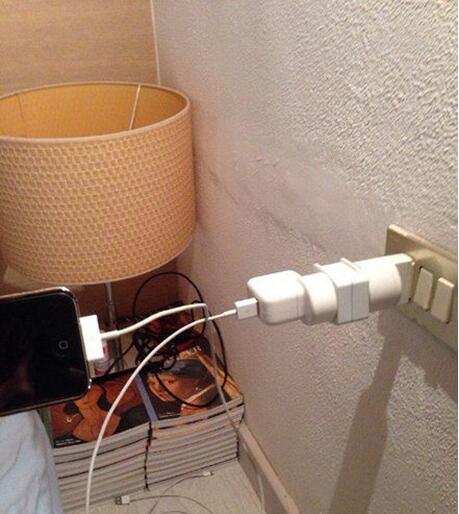 一个澳大利亚游客在意大利给手机充电有多周折，你造吗？综合gif搞笑图片