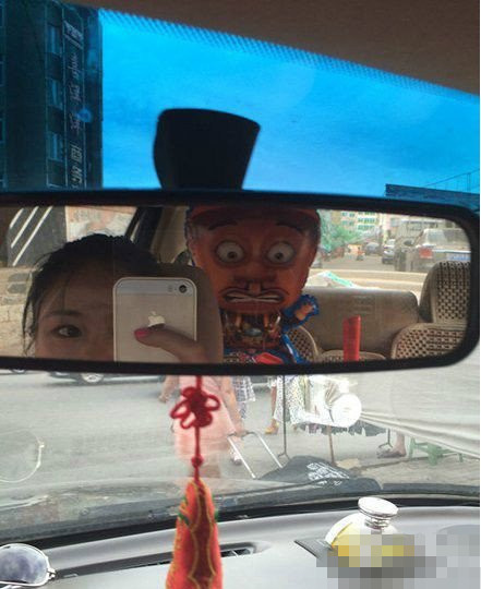 从后视镜看了一眼，尼玛，吓我一跳综合gif搞笑图片