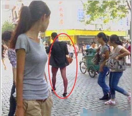 她估计在想，刚才为何要回头综合gif搞笑图片