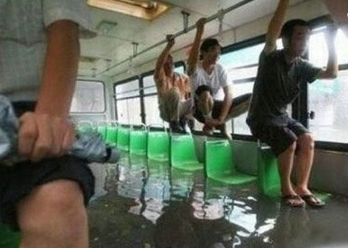 大水中行驶的公交车综合gif搞笑图片