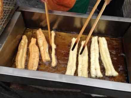 为什么炸油条要把两条面粘在一块下油炸？综合gif搞笑图片