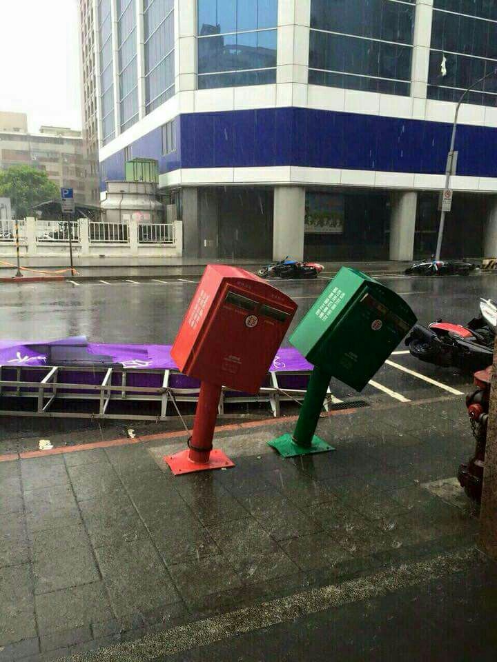风雨中的台湾，这邮筒都被吹到歪头了综合gif搞笑图片