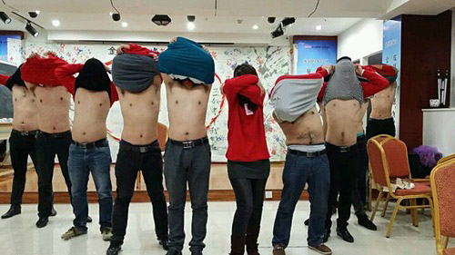 光棍节，大家一起脱光呀，中间的妹子，态度不行啊综合gif搞笑图片