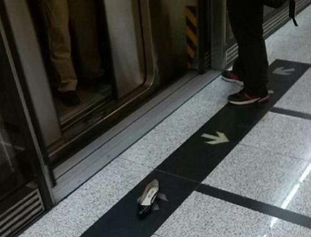 一张图就能告诉你挤地铁的恐怖~综合gif搞笑图片