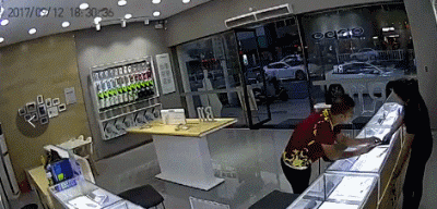 这么快的速度就不怕出门被车撞到吗？？？综合gif搞笑图片