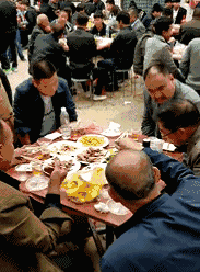 参加朋友婚宴，别人的桌和我们的桌综合gif搞笑图片