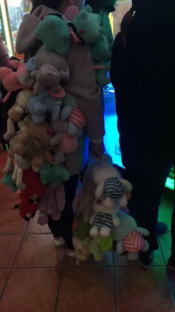 夹太多娃娃综合gif搞笑图片