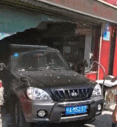 女司机果然不可靠，倒车进店，将油门当刹车了综合gif搞笑图片