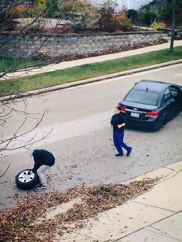 开车最怕遇见这种事情，车轱辘居然被开飞了综合gif搞笑图片